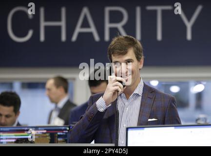 New York, Stati Uniti. 02nd maggio, 2023. L'ex quartback dei New York Giants Eli Manning parla con un cliente alla 2023 BTIG Commissions for Charity Day di New York il 2 maggio 2023. Foto di John Angelillo/UPI Credit: UPI/Alamy Live News Foto Stock