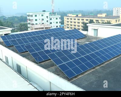 Solar PV Industrial Rooftop soluzione nel tetto industriale di Dhaka, Bangladesh Foto Stock