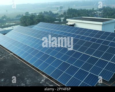 Solar PV Industrial Rooftop soluzione nel tetto industriale di Dhaka, Bangladesh Foto Stock