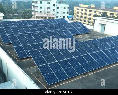 Solar PV Industrial Rooftop soluzione nel tetto industriale di Dhaka, Bangladesh Foto Stock