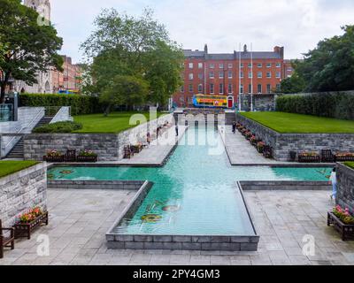 Una piscina a forma di croce fa parte del monumento commemorativo Garden of Remembrance a Parnell Square a Dublino, Irlanda. Foto Stock