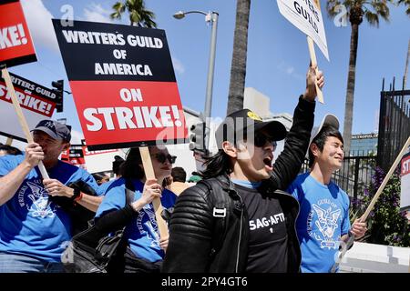 Los Angeles, Stati Uniti. 02nd maggio, 2023. Gli scrittori dell'industria dell'intrattenimento dimostrano a Hollywood, Los Angeles, Stati Uniti, il 2 maggio 2023. Gli scrittori televisivi e cinematografici con la Writers Guild of America hanno iniziato il loro sciopero martedì per la prima volta in 15 anni, portando la produzione hollywoodiana ad un arresto. Credit: Notizie dal vivo su Xinhua/Alamy Foto Stock