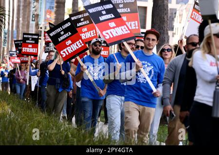 Los Angeles, Stati Uniti. 02nd maggio, 2023. Gli scrittori dell'industria dell'intrattenimento dimostrano a Hollywood, Los Angeles, Stati Uniti, il 2 maggio 2023. Gli scrittori televisivi e cinematografici con la Writers Guild of America hanno iniziato il loro sciopero martedì per la prima volta in 15 anni, portando la produzione hollywoodiana ad un arresto. Credit: Notizie dal vivo su Xinhua/Alamy Foto Stock