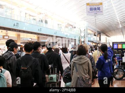 Tokyo, Giappone. 3rd maggio, 2023. Un terminal nazionale dell'aeroporto Haneda di Tokyo è affollato di turisti durante una settimana di vacanze della settimana d'oro il mercoledì 3 maggio 2023. (Foto di Yoshio Tsunoda/AFLO) Foto Stock