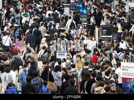 Tokyo, Giappone. 3rd maggio, 2023. Un terminal nazionale dell'aeroporto Haneda di Tokyo è affollato di turisti durante una settimana di vacanze della settimana d'oro il mercoledì 3 maggio 2023. (Foto di Yoshio Tsunoda/AFLO) Foto Stock