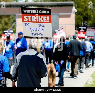 Los Angeles, California, Stati Uniti. 02nd maggio, 2023. Gli scrittori di film e televisione prendono alle linee del picket fuori dei Fox Studios dopo che la gilda dello scrittore dell'America ha autorizzato uno sciopero sui salari e su altre edizioni. I negoziati tra la WGA e l'Alleanza dei produttori di Motion Picture & Television non hanno dato luogo a un nuovo contratto, e Hollywood ora affronta il suo primo sciopero dal 2007.(Credit Image: © Brian Cahn/ZUMA Press Wire) SOLO USO EDITORIALE! Non per USO commerciale! Credit: ZUMA Press, Inc./Alamy Live News Foto Stock