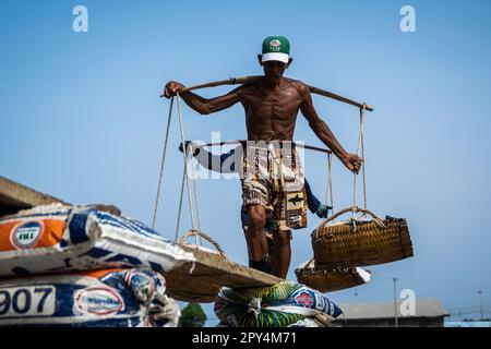 Ban Laem, Thailandia. 25th Apr, 2023. Un lavoratore porta backsets pieno di sale dopo la raccolta nel campo di sale. Il distretto di Ban Laem, nella provincia di Petchaburi, ha una delle più grandi industrie di produzione di sale della Thailandia, dove la gente sta ancora lavorando duramente perché l'agricoltura è uno stile di vita per secoli, dimostrando saggezza, trasferimento di conoscenze dall'esperienza, osservazione e dipendenza dalla natura. (Foto di Nathalie Jamois/SOPA Images/Sipa USA) Credit: Sipa USA/Alamy Live News Foto Stock