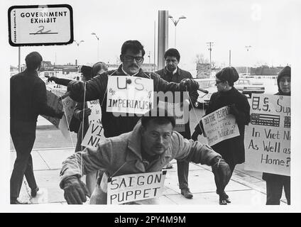 USA: Guerra del Vietnam e manifestanti antimperialisti a Wichita, Kansas, 1967. La seconda guerra indochina, conosciuta in America come la guerra del Vietnam, fu un conflitto militare dell'epoca della guerra fredda che si verificò in Vietnam, Laos e Cambogia dal 1 novembre 1955 alla caduta di Saigon il 30 aprile 1975. Questa guerra seguì la prima Guerra d'Indocina e fu combattuta tra il Vietnam del Nord, sostenuto dai suoi alleati comunisti, e il governo del Vietnam del Sud, sostenuto dagli Stati Uniti e da altre nazioni anticomuniste. Il governo degli Stati Uniti considerava il coinvolgimento nella guerra come un modo per impedire un'acquisizione comunista del Vietnam del Sud. Foto Stock