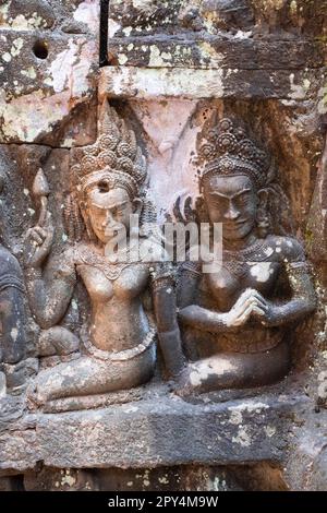 Cambogia: Cosorti del re su un bassorilievo interno della Terrazza del re Leper, Angkor Thom. La Terrazza del Re Luper fu costruita durante il regno di Re Jayavarman VII Angkor Thom, che significa “la Grande Città”, si trova a un miglio a nord di Angkor Wat. Fu costruito alla fine del 12th ° secolo dal re Jayavarman VII, e copre un'area di 9 km², all'interno del quale si trovano diversi monumenti di epoche precedenti così come quelli stabiliti da Jayavarman e i suoi successori. Si ritiene che abbia sostenuto una popolazione di 80.000-150.000 persone. Foto Stock