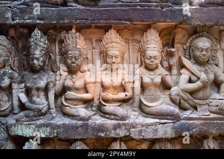 Cambogia: Righello e consorti su un bassorilievo interno della Terrazza del Re Leeper, Angkor Thom. La Terrazza del Re Leper fu costruita durante il regno di Re Jayavarman VII Angkor Thom, che significa ‘la Grande Città’, si trova a un miglio a nord di Angkor Wat. Fu costruito nel tardo 12 ° secolo dal re Jayavarman VII, e copre un'area di 9 km², all'interno del quale si trovano diversi monumenti di epoche precedenti, nonché quelli stabiliti da Jayavarman e i suoi successori. Si ritiene che abbia sostenuto una popolazione di 80,000-150,000 persone. Foto Stock