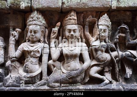 Cambogia: Cosorti del re su un bassorilievo interno della Terrazza del re Leper, Angkor Thom. La Terrazza del Re Luper fu costruita durante il regno di Re Jayavarman VII Angkor Thom, che significa “la Grande Città”, si trova a un miglio a nord di Angkor Wat. Fu costruito alla fine del 12th ° secolo dal re Jayavarman VII, e copre un'area di 9 km², all'interno del quale si trovano diversi monumenti di epoche precedenti così come quelli stabiliti da Jayavarman e i suoi successori. Si ritiene che abbia sostenuto una popolazione di 80.000-150.000 persone. Foto Stock