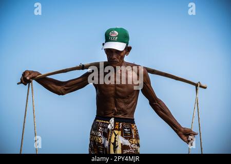 Ban Laem, Thailandia. 25th Apr, 2023. Un lavoratore porta backsets pieno di sale dopo la raccolta nel campo di sale. Il distretto di Ban Laem, nella provincia di Petchaburi, ha una delle più grandi industrie di produzione di sale della Thailandia, dove la gente sta ancora lavorando duramente perché l'agricoltura è uno stile di vita per secoli, dimostrando saggezza, trasferimento di conoscenze dall'esperienza, osservazione e dipendenza dalla natura. (Credit Image: © Nathalie Jamois/SOPA Images via ZUMA Press Wire) SOLO PER USO EDITORIALE! Non per USO commerciale! Foto Stock