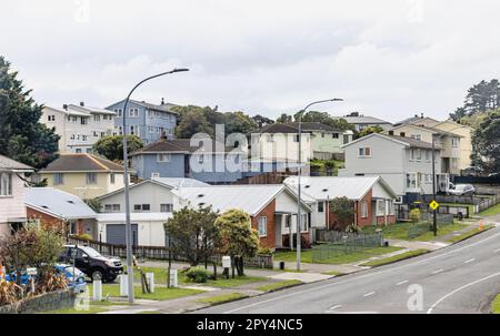 Porirua, Wellington, Nuova Zelanda - 20 aprile 2023: Una sezione di alloggi lungo Warspite Avenue a Porirua, Nuova Zelanda. Foto Stock