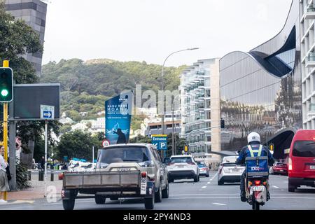 Wellington, Nuova Zelanda - 20 aprile 2023: Traffico su Cable Street nel quartiere finanziario centrale di Wellington. Foto Stock