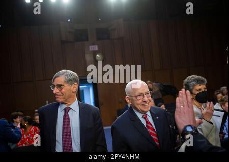 Jeremy Fogel, a sinistra, direttore esecutivo, Berkeley Judicial Institute ed ex Stati Uniti Giudice distrettuale per il distretto settentrionale della California, Università della California, Berkeley Law School, e Michael B. Mukasey, a destra, ex avvocato generale degli Stati Uniti ed ex Stati Uniti Giudice distrettuale per il Distretto Meridionale di NY, arrivare per una Commissione del Senato sull'audizione giudiziaria per esaminare la riforma etica della Corte Suprema, nel Palazzo dell'Ufficio del Senato Hart a Washington, DC, USA, martedì 2 maggio, 2023. Foto di Rod Lamkey/CNP/ABACAPRESS.COM Foto Stock