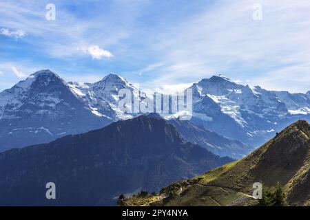 Vista da Schynige Platte sulla famosa catena montuosa Eiger, Mönch e Jungfrau nelle alpi svizzere. Foto Stock