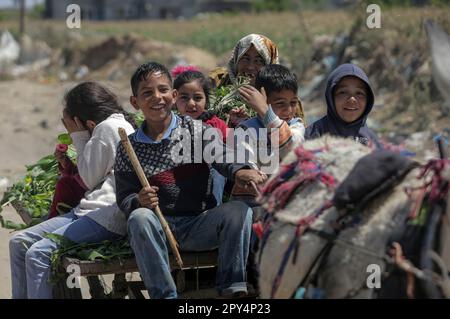 Città di Gaza, Palestina. 02nd maggio, 2023. I bambini palestinesi cavalcano un carro nella città di Beit Lahiya, nella striscia di Gaza settentrionale. (Foto di Mahmoud Issa/SOPA Images/Sipa USA) Credit: Sipa USA/Alamy Live News Foto Stock