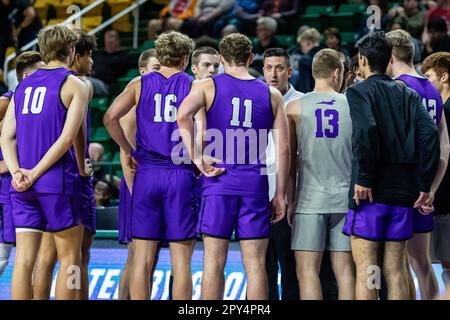 Fairfax, Virginia, Stati Uniti. 2nd maggio, 2023. MATT WERLE, allenatore capo della squadra di pallavolo maschile della Grand Canyon University, si aggrappa con la squadra durante la loro partita di quarto finale contro la Long Beach state University nel torneo NCAA Men's Volley Championship 2023. (Credit Image: © Robert Blakley/ZUMA Press Wire) SOLO PER USO EDITORIALE! Non per USO commerciale! Foto Stock