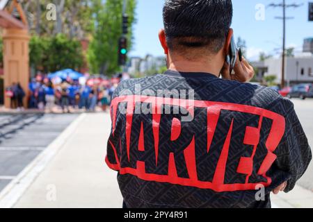 Burbank, California, Stati Uniti. 2nd maggio, 2023. Un uomo in una camicia Marvel guarda la folla sfocata di picketers che si accumulano di fronte alla strada. Marvel scrittori sono tra le decine di migliaia di scrittori in sciopero come 2 maggio 2023. Questo è di fronte ai Disney Studios. (Credit Image: © Amy Katz/ZUMA Press Wire) SOLO PER USO EDITORIALE! Non per USO commerciale! Credit: ZUMA Press, Inc./Alamy Live News Foto Stock