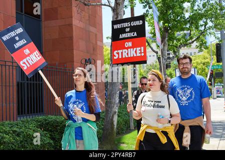 Burbank, California, Stati Uniti. 2nd maggio, 2023. Lo Sciopero dello scrittore di Hollywood iniziò alle 1:00pm:00 del 2 maggio 2023: Migliaia di scrittori e altri nell'industria cinematografica si sono rivelati in grado di portare dei segni alle linee del picket di fronte ai Disney Studios per chiedere più retribuzione e benefici agli studi. (Credit Image: © Amy Katz/ZUMA Press Wire) SOLO PER USO EDITORIALE! Non per USO commerciale! Credit: ZUMA Press, Inc./Alamy Live News Foto Stock