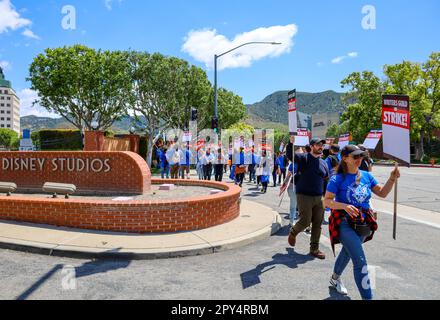 Burbank, California, Stati Uniti. 2nd maggio, 2023. Lo Sciopero dello scrittore di Hollywood iniziò alle 1:00pm:00 del 2 maggio 2023: Migliaia di scrittori e altri nell'industria cinematografica si sono rivelati in grado di portare dei segni alle linee del picket di fronte ai Disney Studios per chiedere più retribuzione e benefici agli studi. (Credit Image: © Amy Katz/ZUMA Press Wire) SOLO PER USO EDITORIALE! Non per USO commerciale! Credit: ZUMA Press, Inc./Alamy Live News Foto Stock