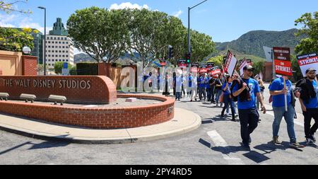 Burbank, California, Stati Uniti. 2nd maggio, 2023. Lo Sciopero dello scrittore di Hollywood iniziò alle 1:00pm:00 del 2 maggio 2023: Migliaia di scrittori e altri nell'industria cinematografica si sono rivelati in grado di portare dei segni alle linee del picket di fronte ai Disney Studios per chiedere più retribuzione e benefici agli studi. (Credit Image: © Amy Katz/ZUMA Press Wire) SOLO PER USO EDITORIALE! Non per USO commerciale! Credit: ZUMA Press, Inc./Alamy Live News Foto Stock