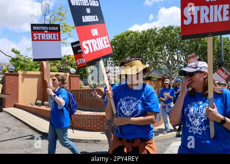 Burbank, California, Stati Uniti. 2nd maggio, 2023. Lo Sciopero dello scrittore di Hollywood iniziò alle 1:00pm:00 del 2 maggio 2023: Migliaia di scrittori e altri nell'industria cinematografica si sono rivelati in grado di portare dei segni alle linee del picket di fronte ai Disney Studios per chiedere più retribuzione e benefici agli studi. (Credit Image: © Amy Katz/ZUMA Press Wire) SOLO PER USO EDITORIALE! Non per USO commerciale! Credit: ZUMA Press, Inc./Alamy Live News Foto Stock