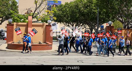 Burbank, California, Stati Uniti. 2nd maggio, 2023. Lo Sciopero dello scrittore di Hollywood iniziò alle 1:00pm:00 del 2 maggio 2023: Migliaia di scrittori e altri nell'industria cinematografica si sono rivelati in grado di portare dei segni alle linee del picket di fronte ai Disney Studios per chiedere più retribuzione e benefici agli studi. (Credit Image: © Amy Katz/ZUMA Press Wire) SOLO PER USO EDITORIALE! Non per USO commerciale! Credit: ZUMA Press, Inc./Alamy Live News Foto Stock