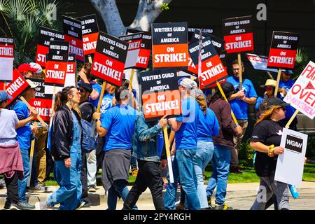 Burbank, California, Stati Uniti. 2nd maggio, 2023. Lo Sciopero dello scrittore di Hollywood iniziò alle 1:00pm:00 del 2 maggio 2023: Migliaia di scrittori e altri nell'industria cinematografica si sono rivelati in grado di portare dei segni alle linee del picket di fronte ai Disney Studios per chiedere più retribuzione e benefici agli studi. (Credit Image: © Amy Katz/ZUMA Press Wire) SOLO PER USO EDITORIALE! Non per USO commerciale! Credit: ZUMA Press, Inc./Alamy Live News Foto Stock