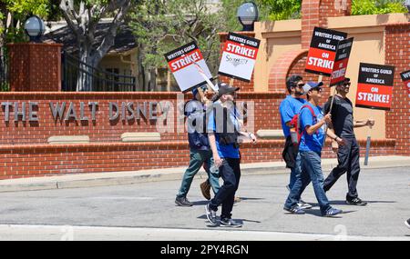 Burbank, California, Stati Uniti. 2nd maggio, 2023. Lo Sciopero dello scrittore di Hollywood iniziò alle 1:00pm:00 del 2 maggio 2023: Migliaia di scrittori e altri nell'industria cinematografica si sono rivelati in grado di portare dei segni alle linee del picket di fronte ai Disney Studios per chiedere più retribuzione e benefici agli studi. (Credit Image: © Amy Katz/ZUMA Press Wire) SOLO PER USO EDITORIALE! Non per USO commerciale! Credit: ZUMA Press, Inc./Alamy Live News Foto Stock