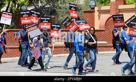 Burbank, California, Stati Uniti. 2nd maggio, 2023. Lo Sciopero dello scrittore di Hollywood iniziò alle 1:00pm:00 del 2 maggio 2023: Migliaia di scrittori e altri nell'industria cinematografica si sono rivelati in grado di portare dei segni alle linee del picket di fronte ai Disney Studios per chiedere più retribuzione e benefici agli studi. (Credit Image: © Amy Katz/ZUMA Press Wire) SOLO PER USO EDITORIALE! Non per USO commerciale! Credit: ZUMA Press, Inc./Alamy Live News Foto Stock