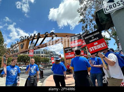 Burbank, California, Stati Uniti. 2nd maggio, 2023. Lo Sciopero dello scrittore di Hollywood iniziò alle 1:00pm:00 del 2 maggio 2023: Migliaia di scrittori e altri nell'industria cinematografica si sono rivelati in grado di portare dei segni alle linee del picket di fronte ai Disney Studios per chiedere più retribuzione e benefici agli studi. (Credit Image: © Amy Katz/ZUMA Press Wire) SOLO PER USO EDITORIALE! Non per USO commerciale! Credit: ZUMA Press, Inc./Alamy Live News Foto Stock