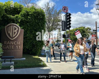 Burbank, California, Stati Uniti. 2nd maggio, 2023. I picketers tengono le indicazioni mentre camminano oltre il cartello WB ''" Warner Brother's Ranch Gate 11 Studio. Lo Sciopero dello scrittore di hollywood è iniziato alle 1:00pm:00 il 2 maggio 2023: Migliaia di scrittori e altri nell'industria cinematografica si sono rivelati in grado di portare segni alle linee di picket di fronte agli studi per chiedere più retribuzione e benefici dagli studi. (Credit Image: © Amy Katz/ZUMA Press Wire) SOLO PER USO EDITORIALE! Non per USO commerciale! Credit: ZUMA Press, Inc./Alamy Live News Foto Stock