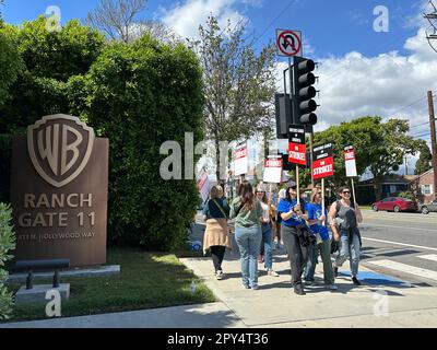 Burbank, California, Stati Uniti. 2nd maggio, 2023. I picketers tengono le indicazioni mentre camminano oltre il cartello WB ''" Warner Brother's Ranch Gate 11 Studio. Lo Sciopero dello scrittore di hollywood è iniziato alle 1:00pm:00 il 2 maggio 2023: Migliaia di scrittori e altri nell'industria cinematografica si sono rivelati in grado di portare segni alle linee di picket di fronte agli studi per chiedere più retribuzione e benefici dagli studi. (Credit Image: © Amy Katz/ZUMA Press Wire) SOLO PER USO EDITORIALE! Non per USO commerciale! Credit: ZUMA Press, Inc./Alamy Live News Foto Stock