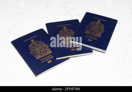 Passaporti canadesi su sfondo di marmo bianco Foto Stock