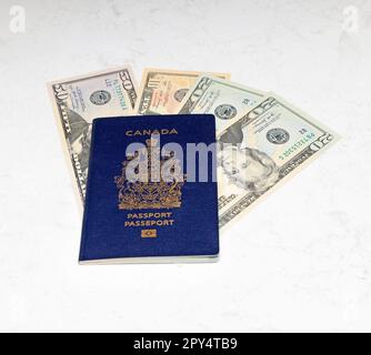 Canadian Passport e dollari americani su uno sfondo di marmo bianco Foto Stock