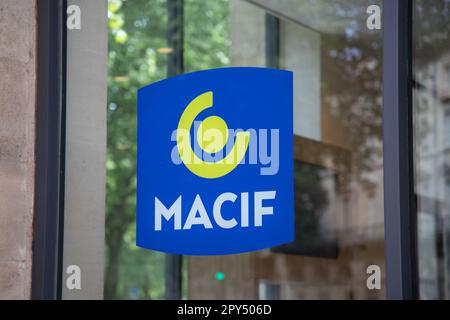 lione , Aura France - 05 01 2023 : Macif logo segno testo e marchio facciata di agenzia francese mutua assicurazione e società bancaria Foto Stock