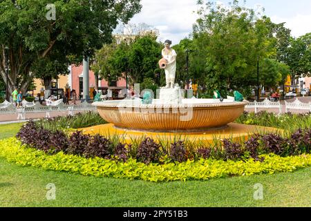 Donna maya che tiene la brocca dell'acqua nella fontana, Francisco Cantón Rosado Park, Valladolid, Yucatan, Messico Foto Stock