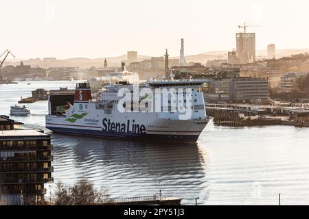 Goteborg, Svezia - 11 2022 aprile: Traghetto Stena Jutlandica in partenza da Goteborg per Frederikshavn in una soleggiata mattinata primaverile. Foto Stock