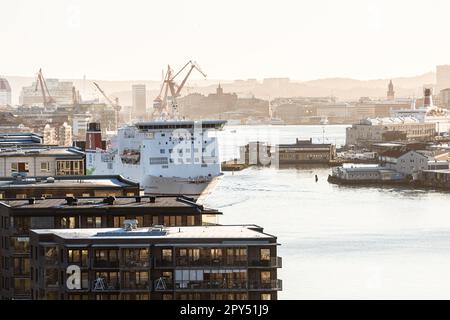 Goteborg, Svezia - 11 2022 aprile: Traghetto Stena Jutlandica in partenza da Goteborg per Frederikshavn in una soleggiata mattinata primaverile. Foto Stock