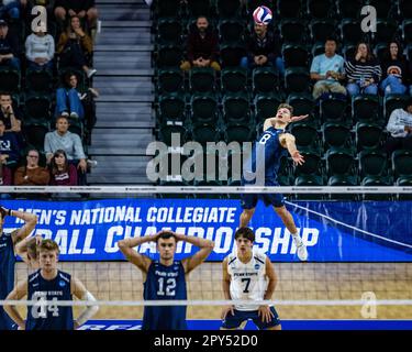 Fairfax, Virginia, Stati Uniti. 2nd maggio, 2023. MICHAL KOWAL (8) della Penn state University serve la palla durante la partita di quarto finale contro l'Ohio state University nel campionato di pallavolo maschile NCAA 2023. (Credit Image: © Robert Blakley/ZUMA Press Wire) SOLO PER USO EDITORIALE! Non per USO commerciale! Foto Stock