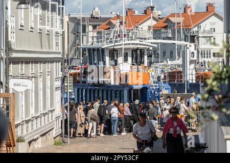 Kungälv, Svezia - 15 2022 luglio: Traghetto via cavo Lasse-Maja attraversamento tra Marstrand e la terraferma Foto Stock