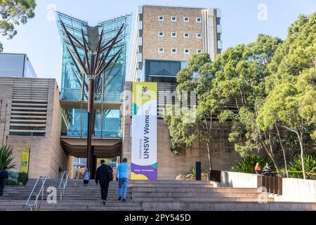 Studenti del campus dell'UNSW University of New South Wales a Kensington Sydney, celebrando la bandiera femminile dell'UNSW, Australia Foto Stock