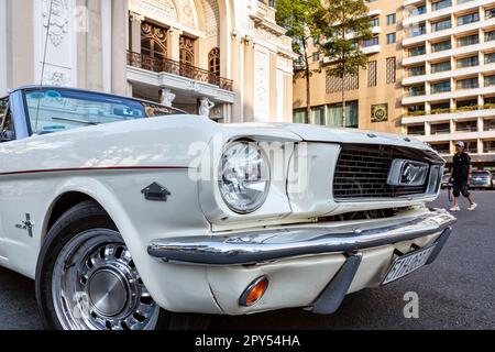 1967 Ford Mustang convertibile utilizzato come auto per matrimoni al di fuori del Teatro dell'Opera, ho Chi Minh City, Vietnam Foto Stock