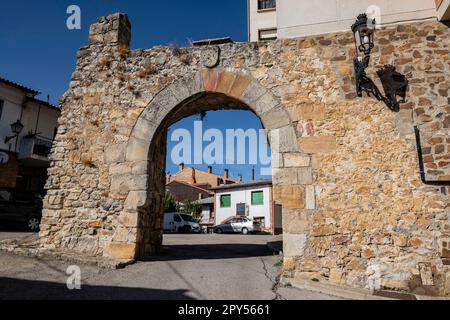 Arco de entrada a las antiguas murallas, San Leonardo de Yagüe, Soria, Comunidad Autónoma de Castilla, Spagna, Europa Foto Stock