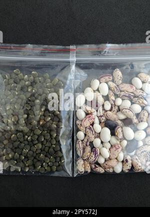 primo piano dei semi di fagioli e dei semi di okra in confezione Foto Stock