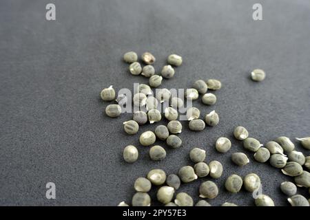 primo piano dei semi di okra, grani di semi di okra su sfondo nero Foto Stock