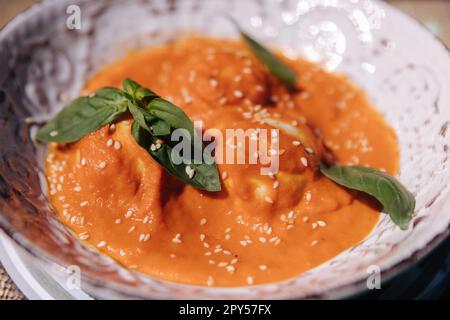 Delizioso cibo vegano sul piatto. Salsa d'arancia con polpettine di soia Foto Stock