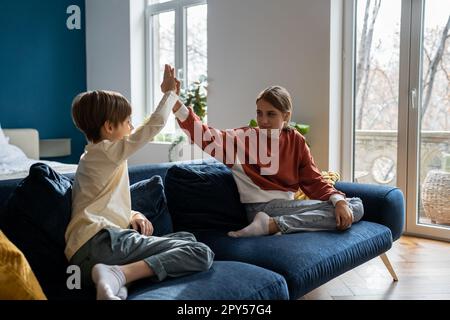 Sorella maggiore che trascorre il tempo con il fratello minore a casa Foto Stock