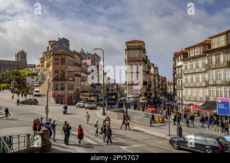Porto, Portogallo - 13th marzo 2023: Edifici di piazza Almeida Garret, persone che attraversano la strada Foto Stock